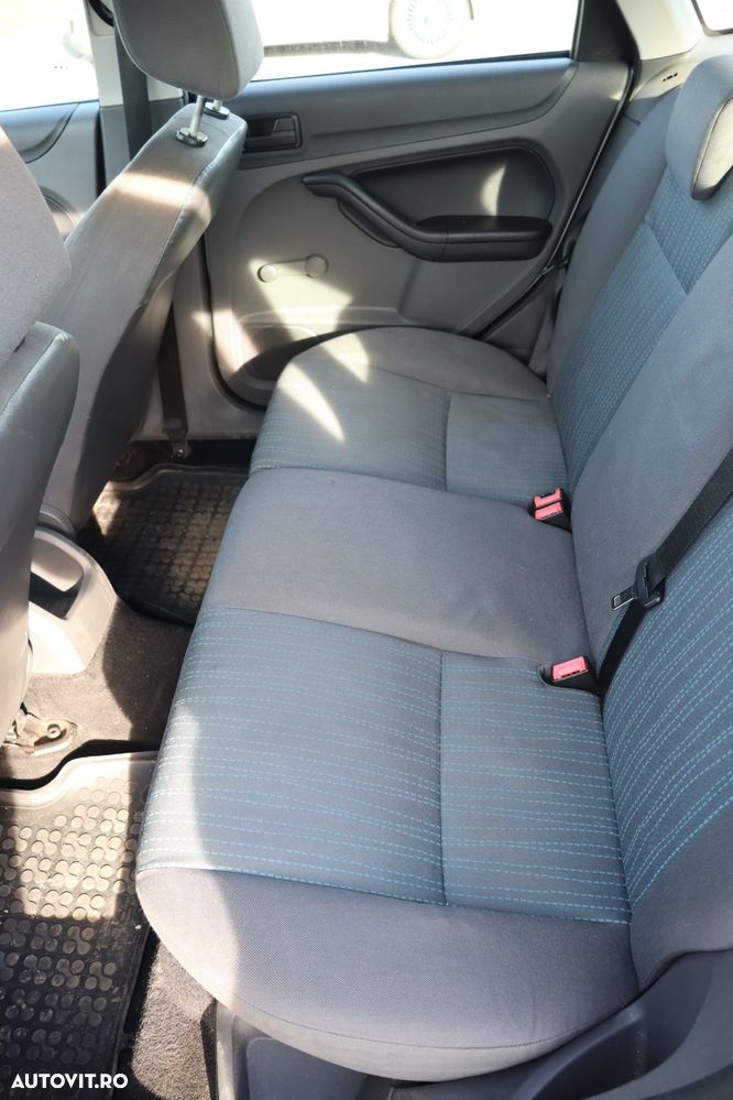 Ford Focus 1.4i Ambiente - 12