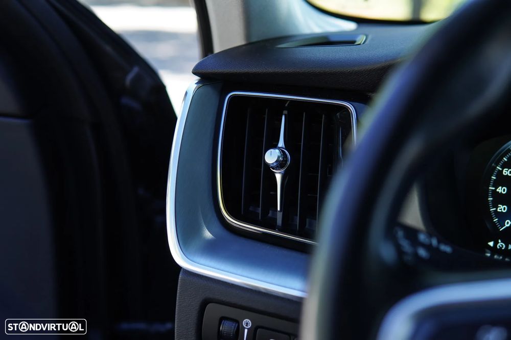 Volvo XC 60 2.0 T8 PHEV Momentum Plus AWD - 48
