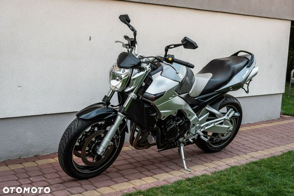 Suzuki GSR - 6