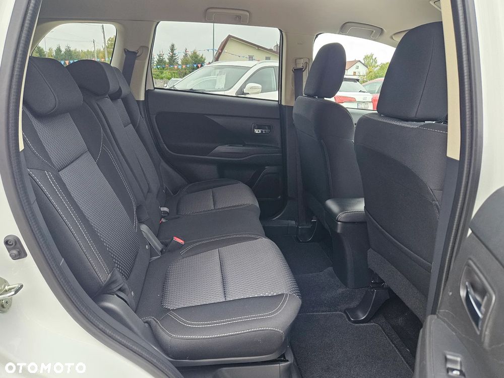 Mitsubishi Outlander 2.0 Invite + 2WD - 24