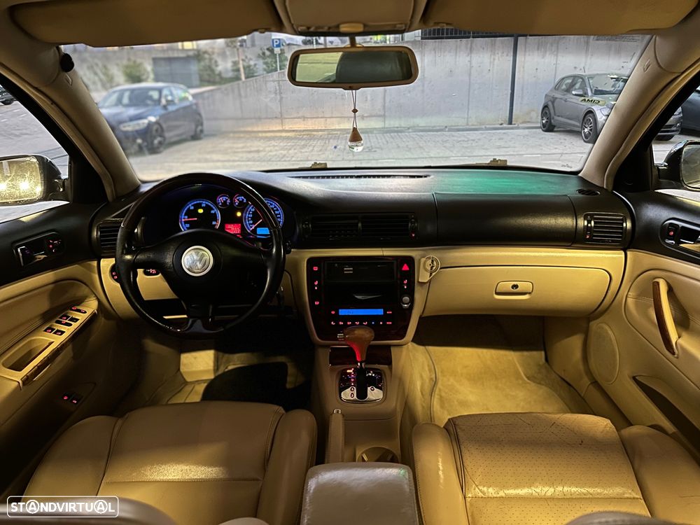 VW Passat Variant 1.9 TDi Highline Tip - 9