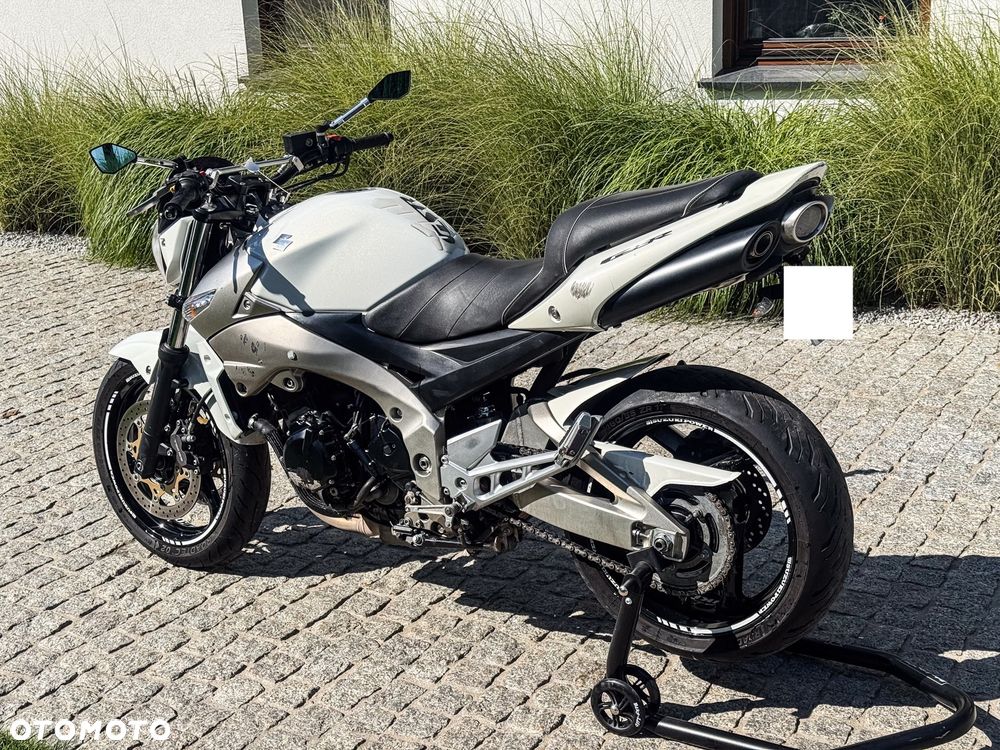 Suzuki GSR - 4