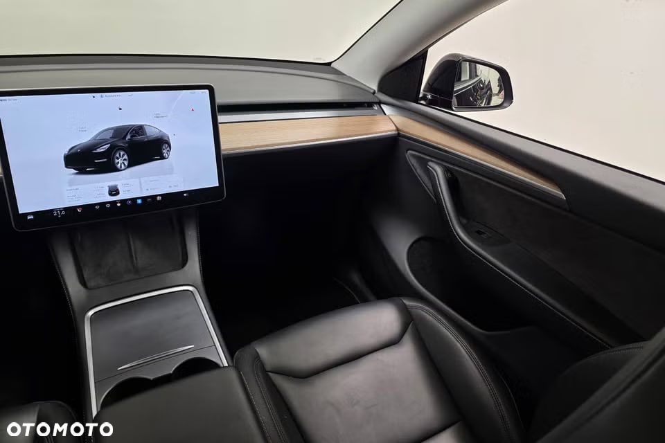 Tesla Model Y Long Range AWD - 11