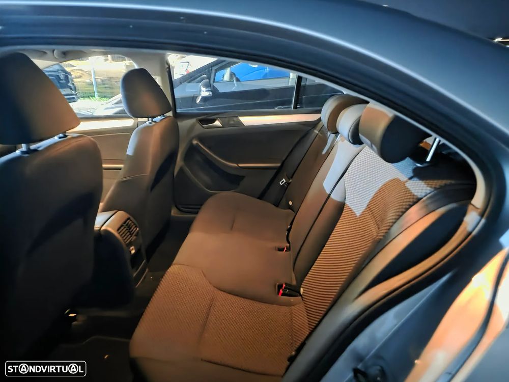 VW Jetta 1.6 TDi Trendline BM - 8