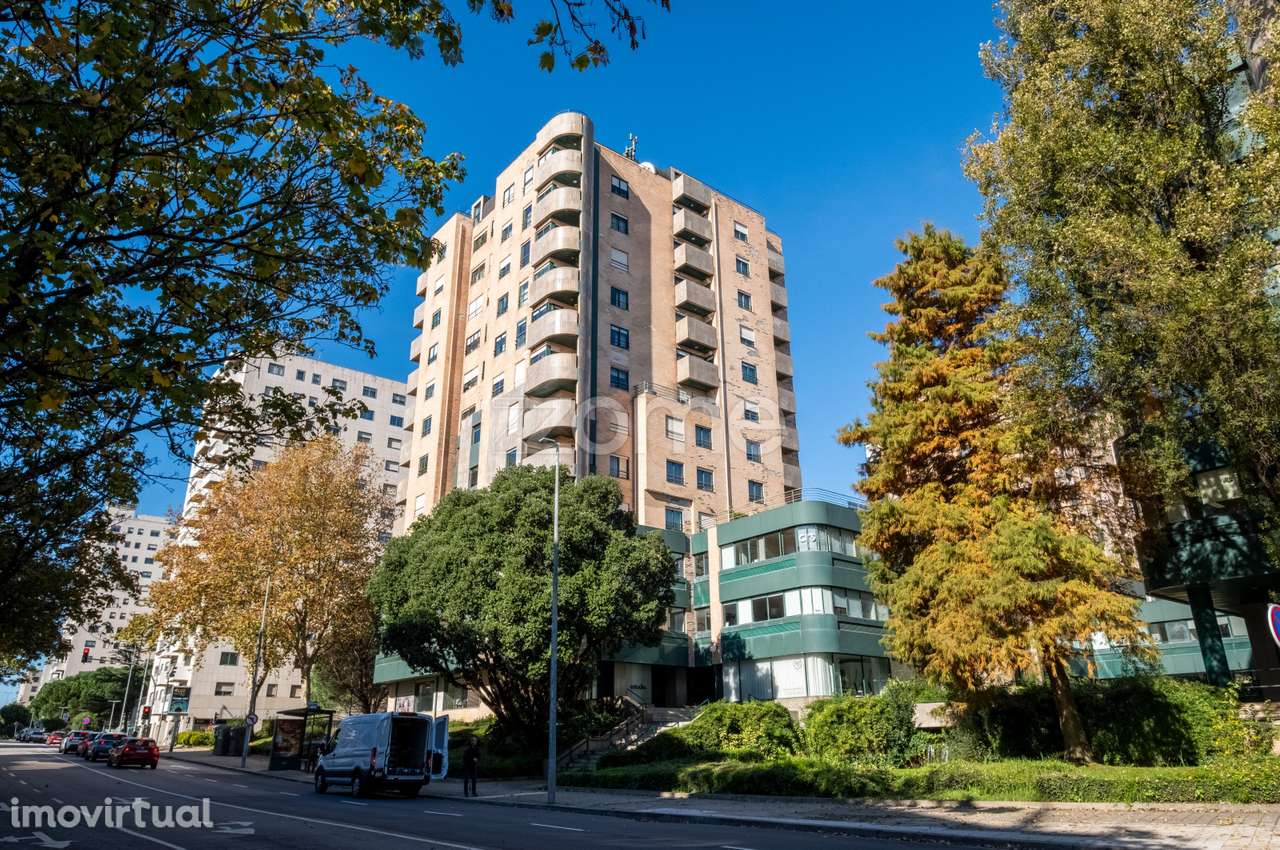 Apartamento T3 renovado com duplo lug. garagem - Edifício Lago, Porto - Grande imagem: 2/42