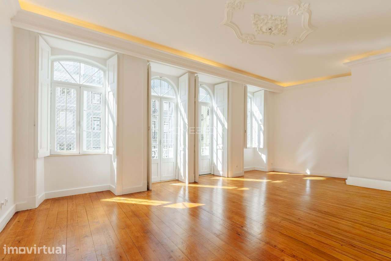Luz e charme neste espaçoso T5 no coração de Arroios - Grande imagem: 2/46