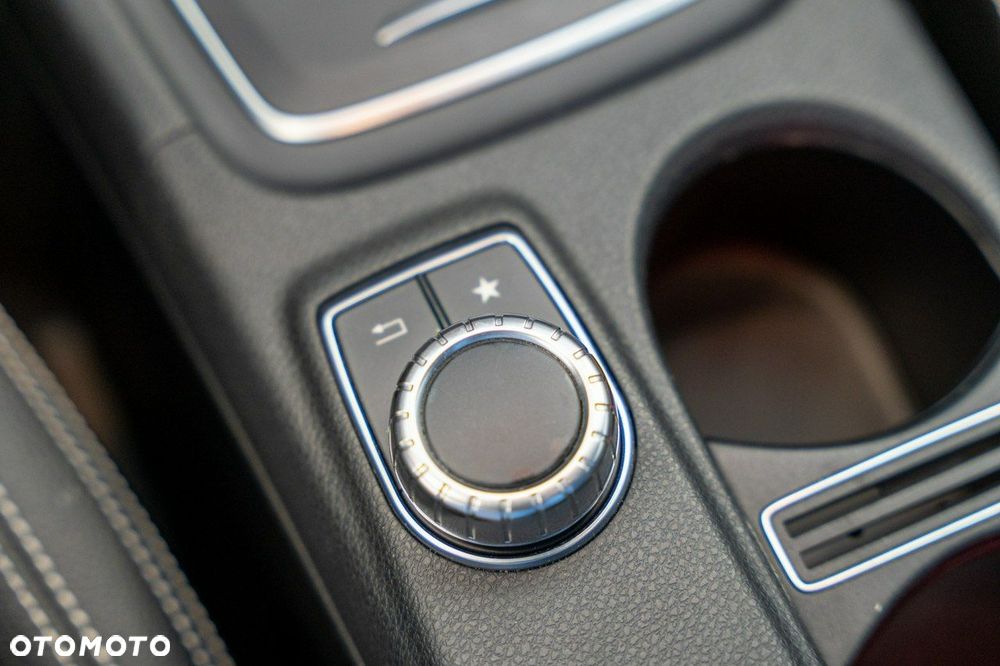 Mercedes-Benz GLA 200 7G-DCT - 19
