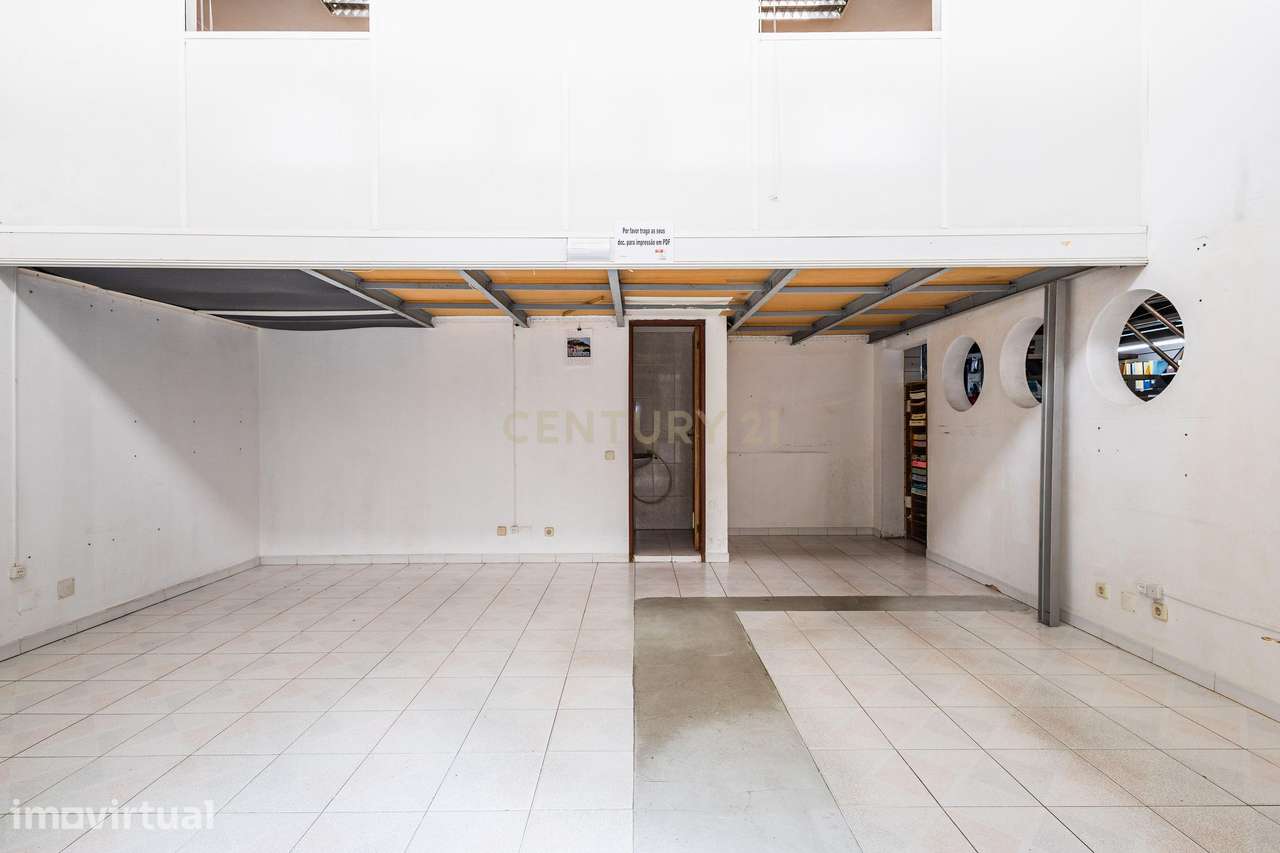 Loja com Mezzanine no Centro de Leiria - Galerias São José - Grande imagem: 2/11