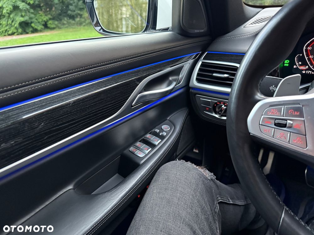 BMW Seria 7 750Li xDrive - 31