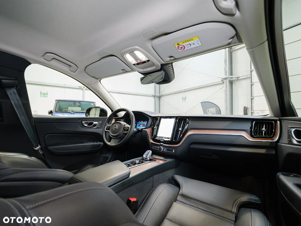 Volvo XC 60 B4 D AWD Plus Dark - 22