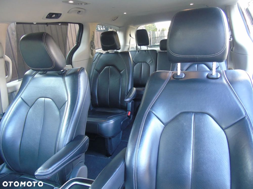 Chrysler Pacifica - 17