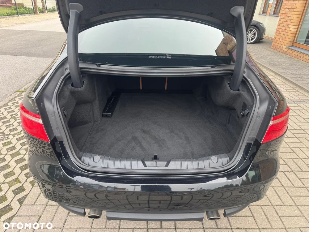 Jaguar XF 25t Portfolio - 8