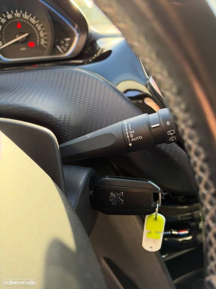 Peugeot 2008 1.2 PureTech Allure EAT6 - 26