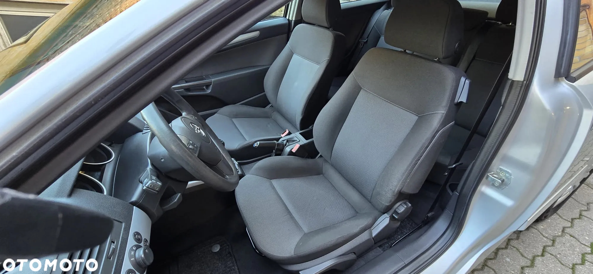 Opel Astra III GTC 1.6 Cosmo - 23