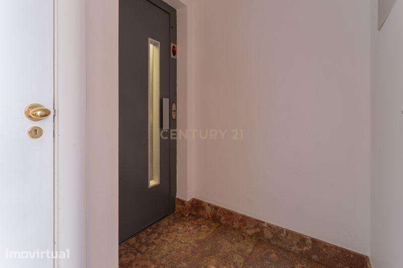 Apartamento T2 com 2 WC, Vista desafogada, Areeiro, Lisboa. Prédio com - Grande imagem: 3/49