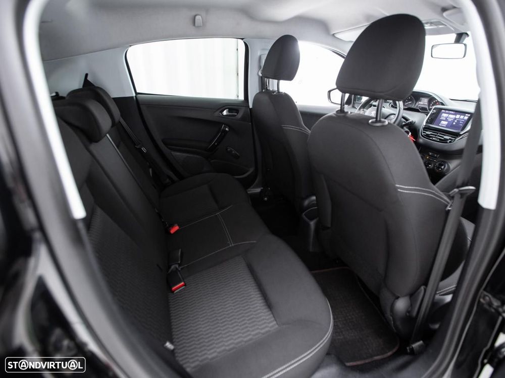 Peugeot 208 - 11