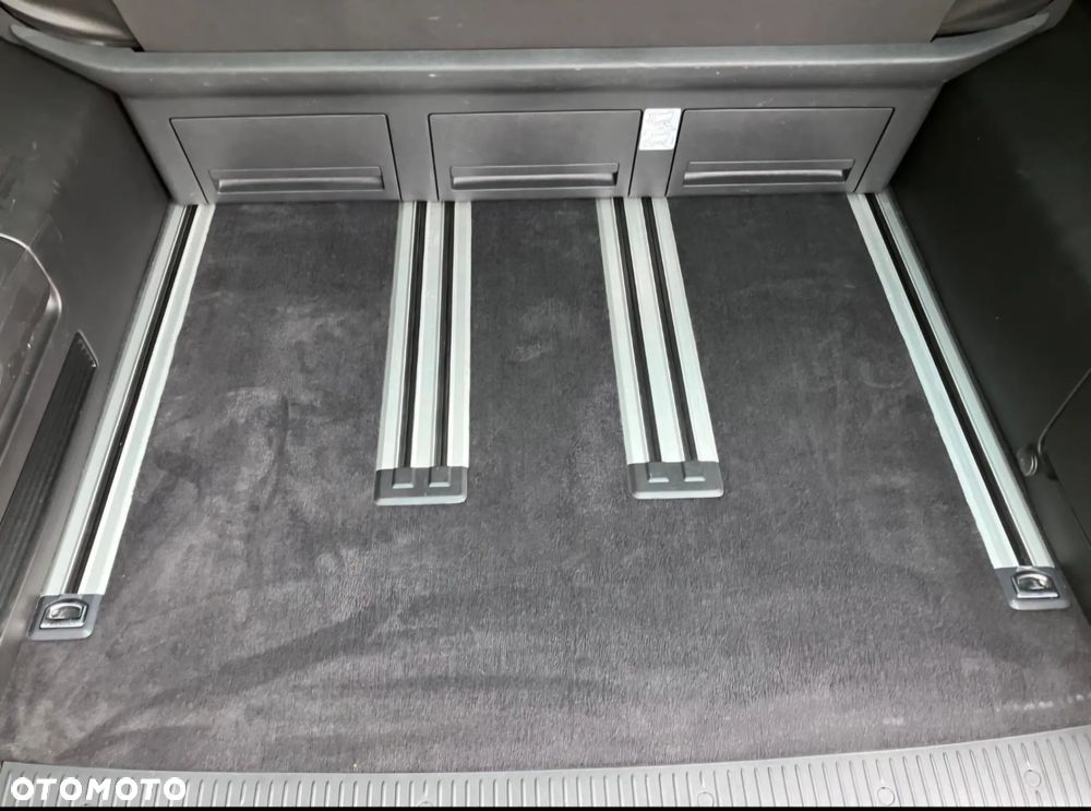 Volkswagen Multivan - 25