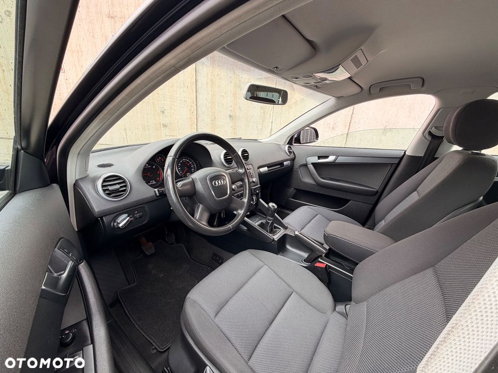 Audi A3 Sportback 1.6 TDI DPF Ambiente - 8