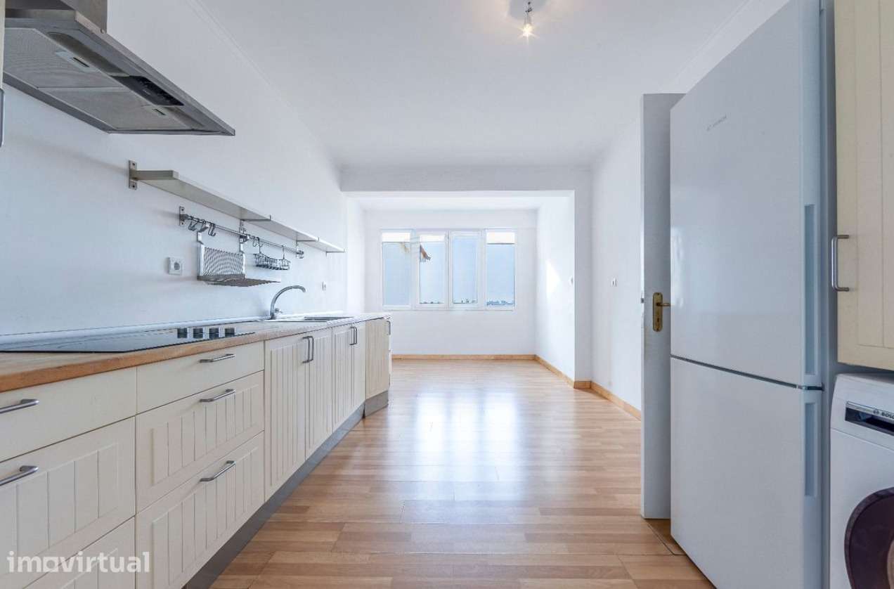 T3 Último Piso com 128m² e Parqueamento a 750m da Praia de Carcavelos - Grande imagem: 4/23