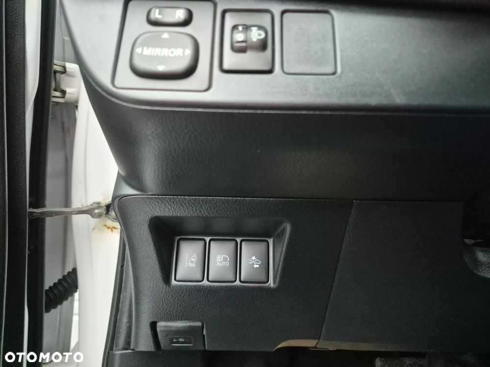 Toyota Yaris Hybrid 100 Business Edition - 24