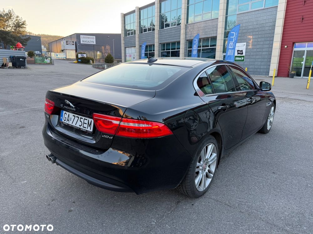 Jaguar XE 2.0 D Prestige - 3