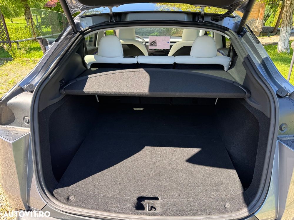 Tesla Model Y - 10