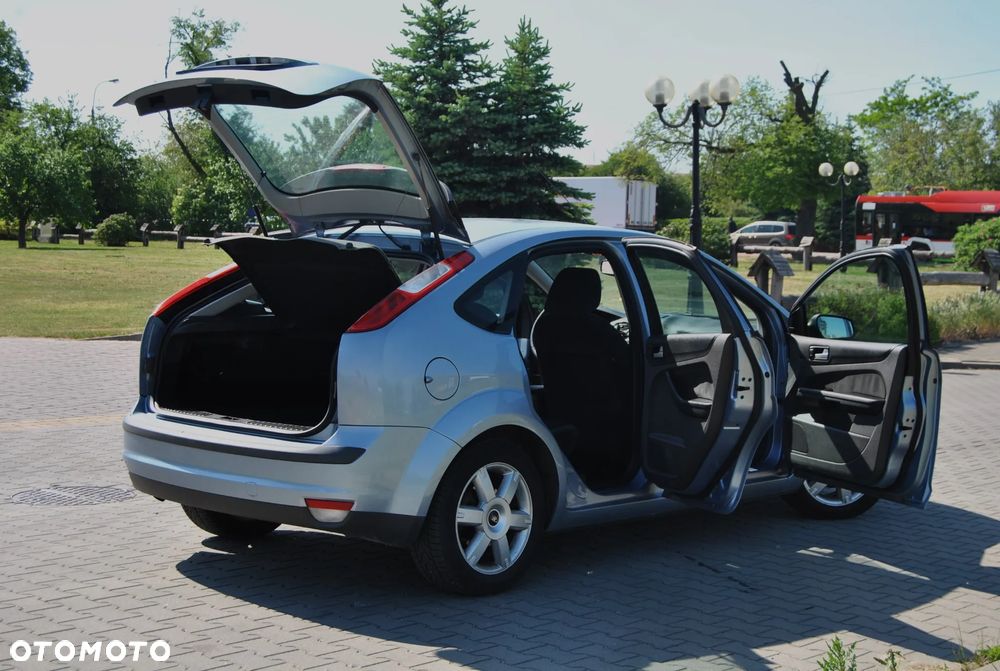Ford Focus 1.6 Ghia - 19