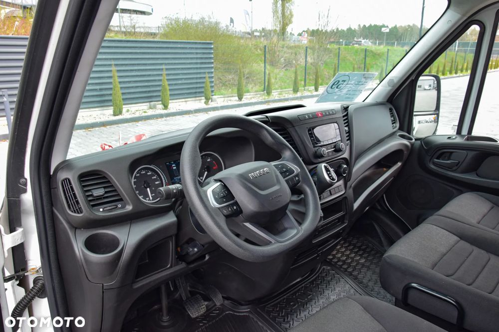 Iveco DAILY 35S14 / 2.3 - 140 KM / AUTIOMAT HI-MATIC / 3 OSOBY / DO 3,5 TONY / KONTENER / DOSTAWCZE / WINDA PALFINGER / KLIMA / TEMPOMAT / 2022 / SERWISOWANY / SPROWADZONY Z NIEMIEC - 28
