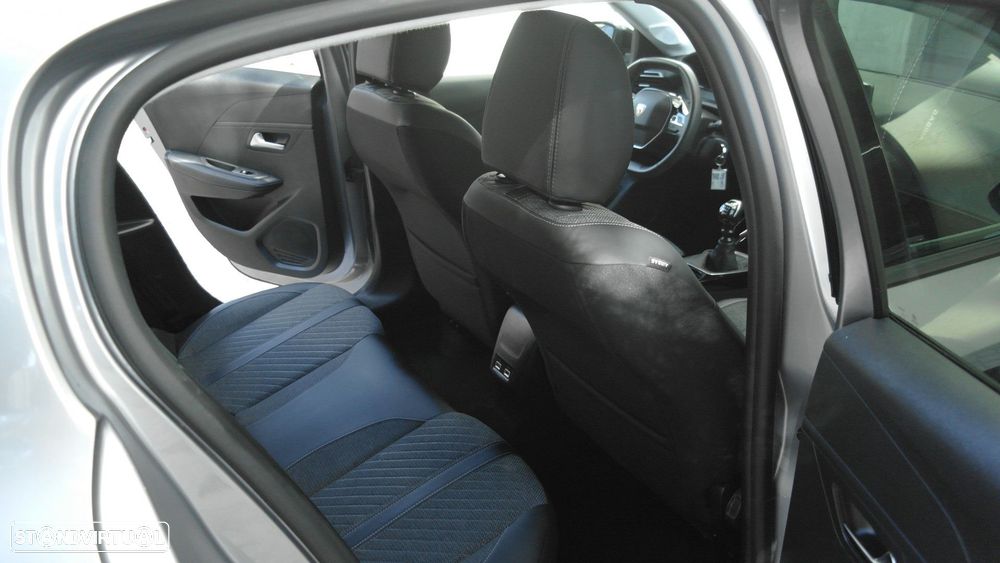 Peugeot 208 1.2 PureTech Allure - 13