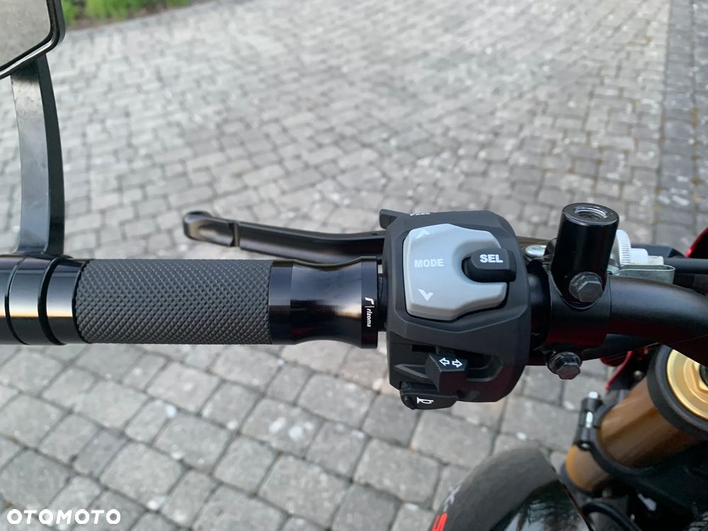 Suzuki GSX 1000 - 25