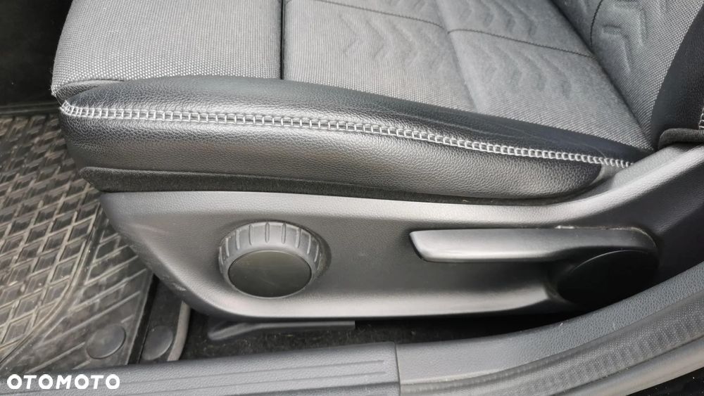 Mercedes-Benz GLA 180 7G-DCT Style - 22