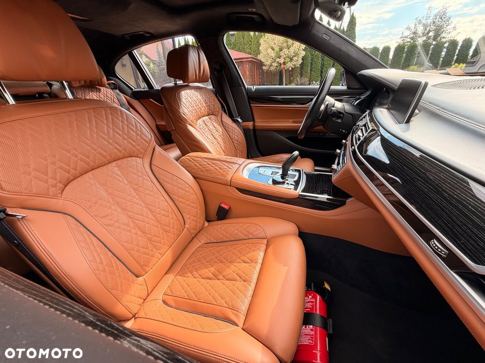 BMW Seria 7 740d xDrive mHEV - 32