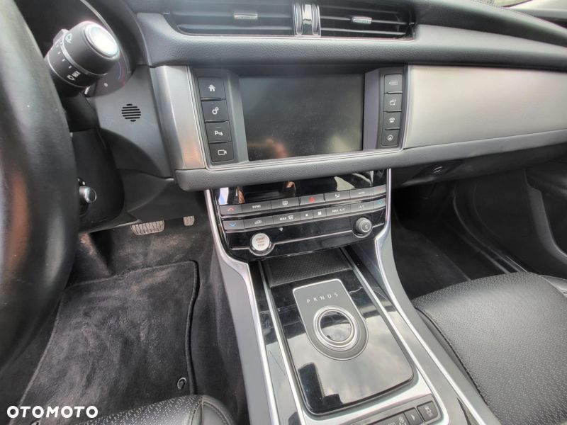 Jaguar XF - 12