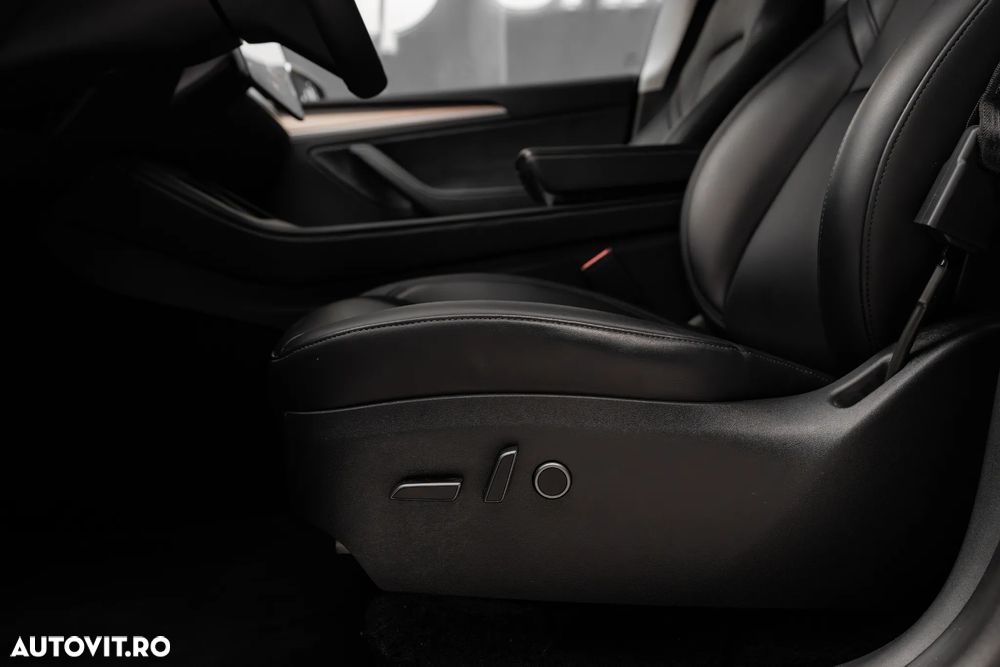 Tesla Model Y Long Range AWD - 24