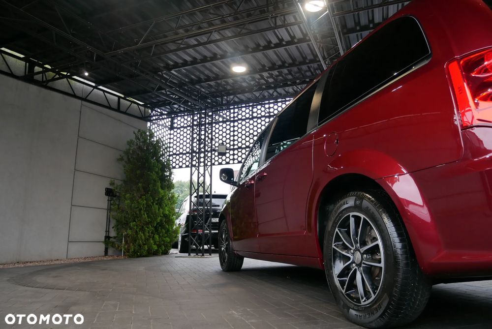 Dodge Grand Caravan - 34