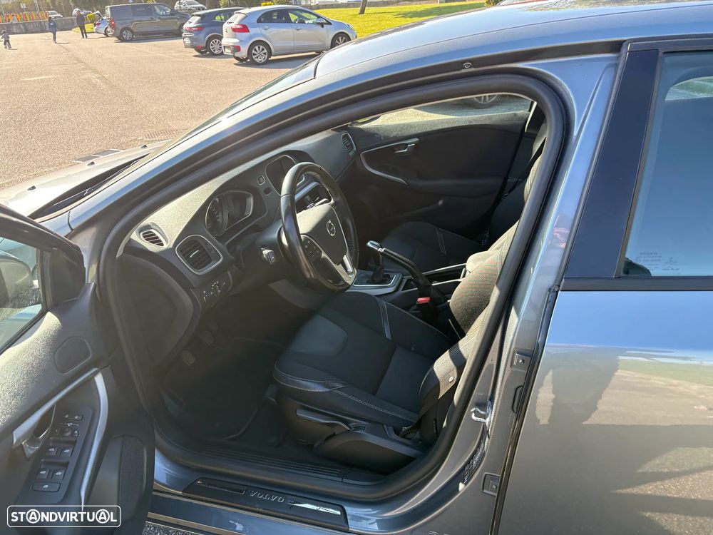 Volvo V40 2.0 D3 Momentum - 4