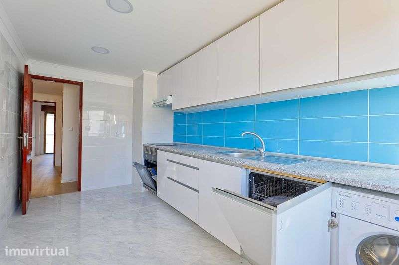Amadora T2  - 1º Andar com garagem ( BOX) totalmente renovado - Grande imagem: 4/12
