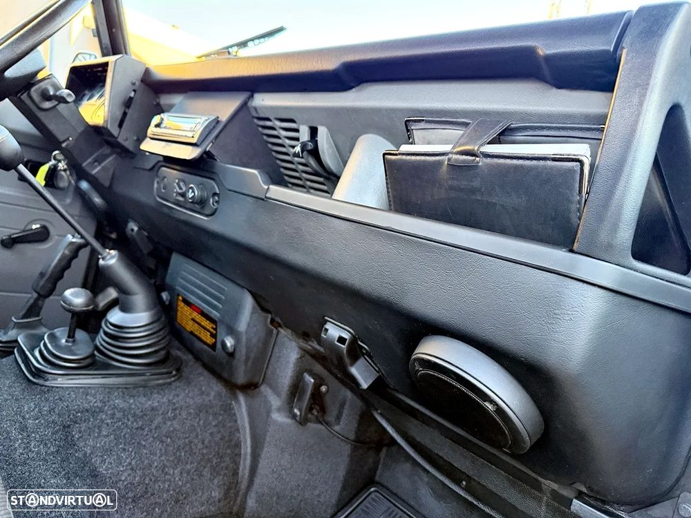 Land Rover Defender 90 2.5 Td5 Soft Top - 25