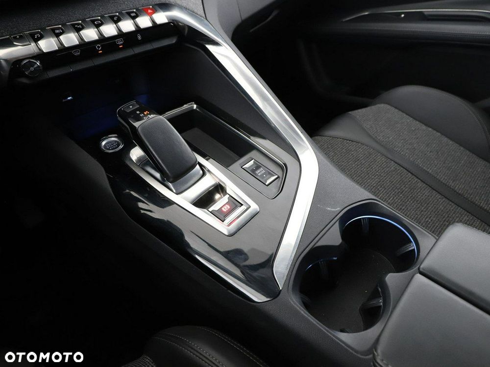 Peugeot 3008 225 e-EAT8 Allure - 32