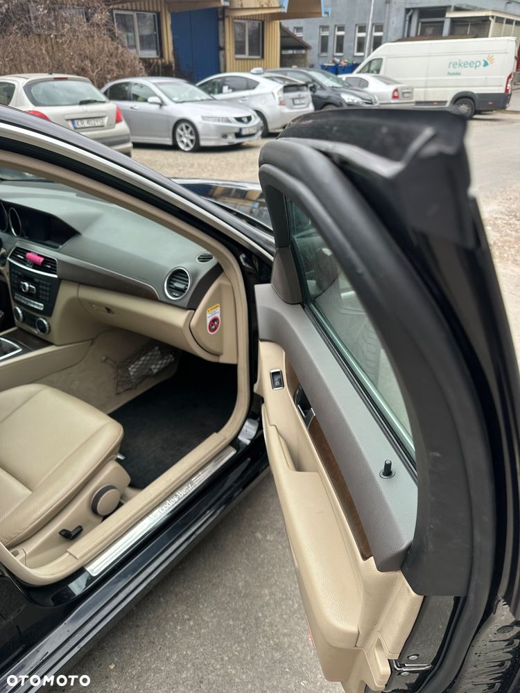 Mercedes-Benz Klasa C 200 CGI BlueEFFICIENCY Avantgarde - 4