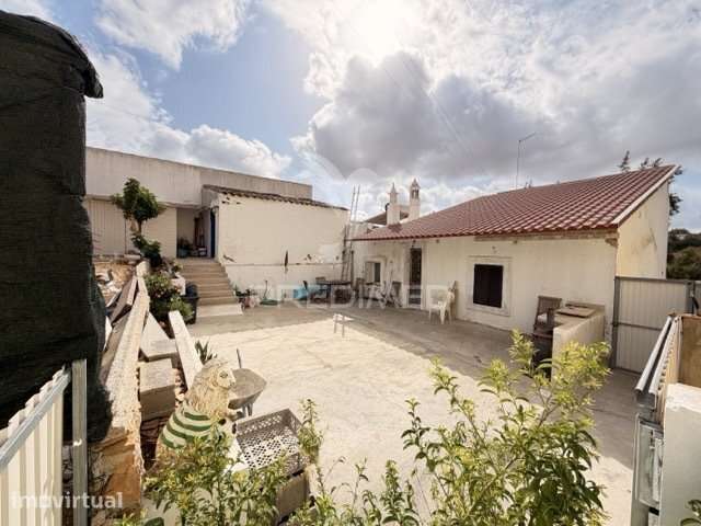 Moradia Geminada com Grande Terraço e Enorme Potencial em Pechão - Grande imagem: 5/28