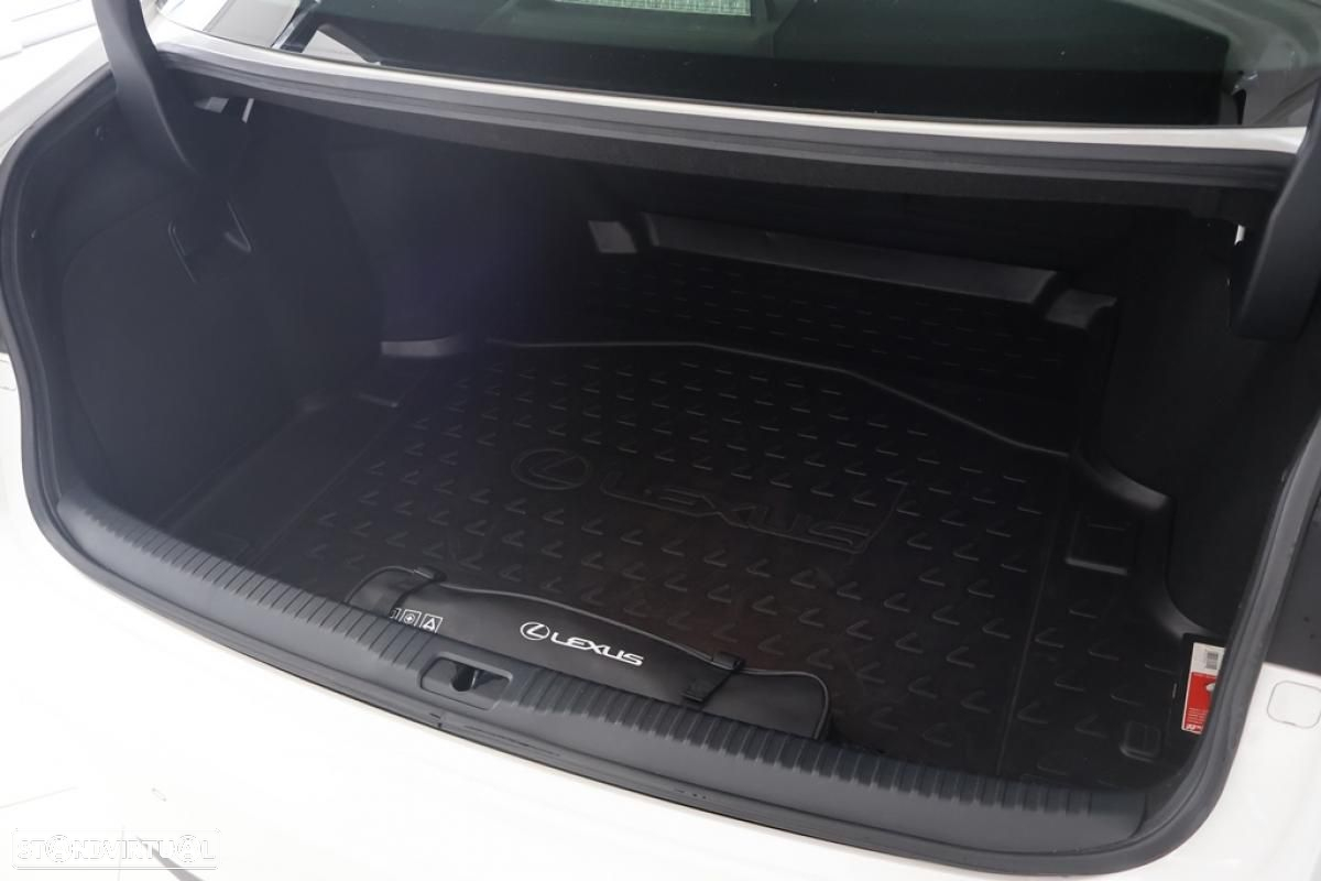 Lexus IS 300H - 12