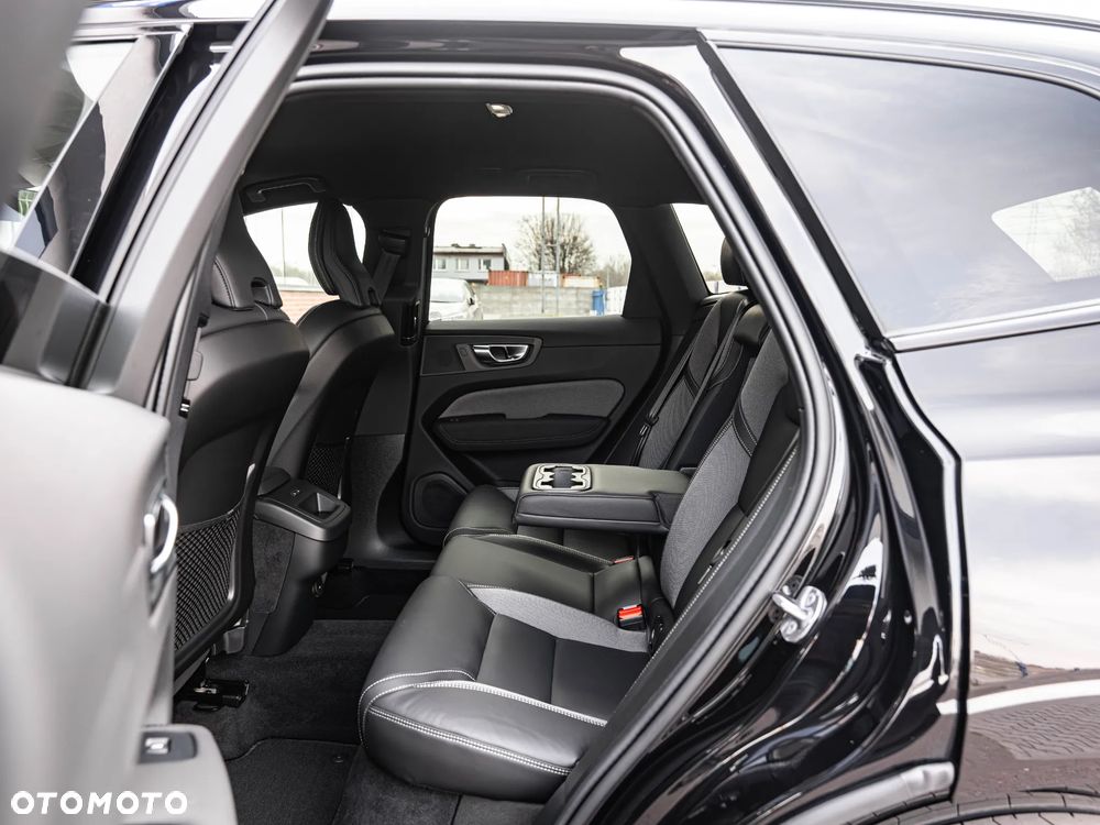 Volvo XC 60 B5 B AWD Plus Dark - 27