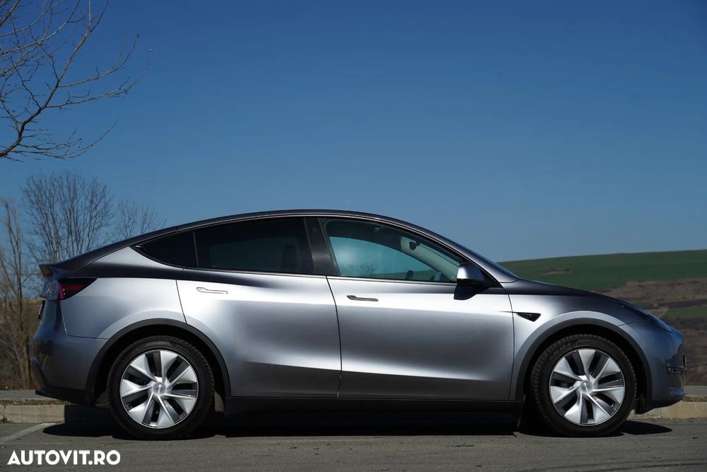 Tesla Model Y Premium Long Range Dual Motor AWD - 23