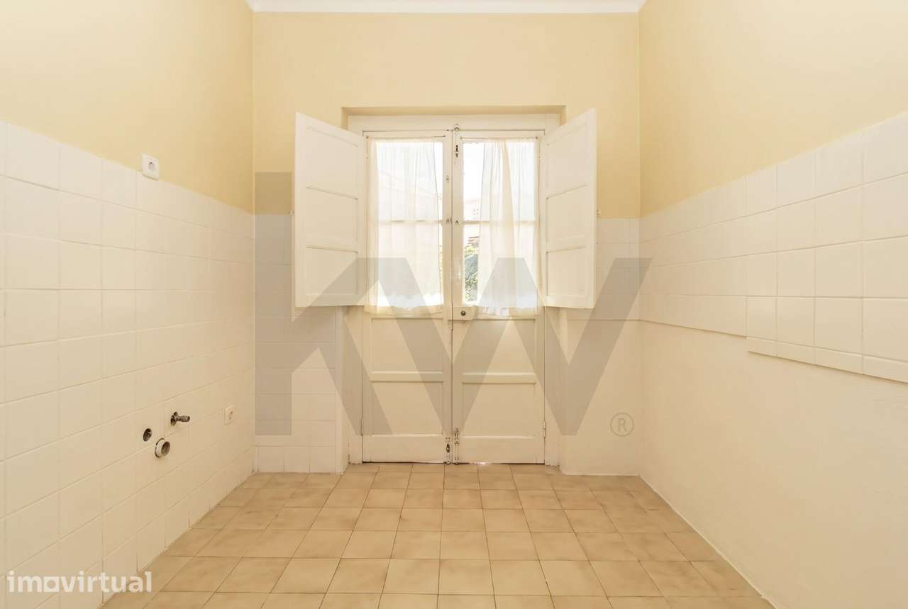 APARTAMENTO T2 COM LOGRADOURO DE 60M2 - RUA D. CARLOS I, LARANJEIRO - Grande imagem: 2/32