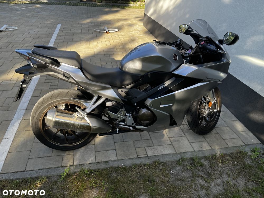 Honda VFR - 8