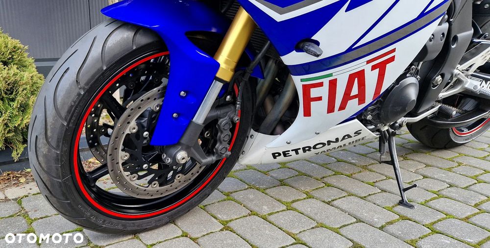 Yamaha R1 - 23