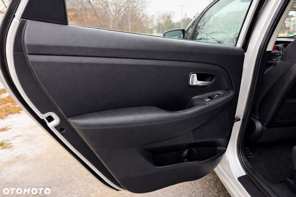 Kia Carens 1.7 CRDi 136 Dream Team Edition - 26