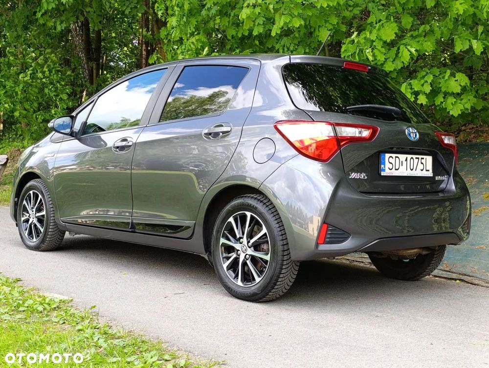 Toyota Yaris Hybrid 100 Premium - 36