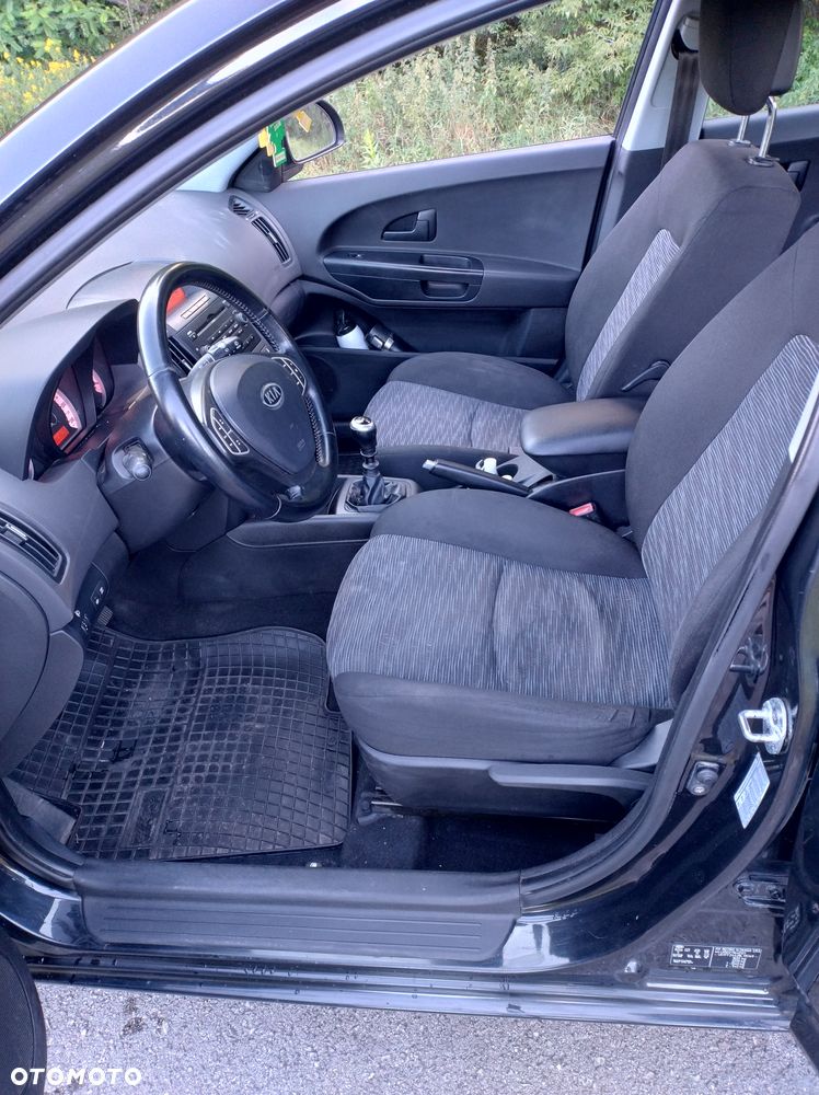 Kia Ceed - 10